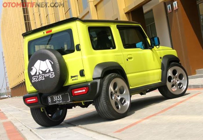 Tampilan belakang Jimny Atat. Tanpa body kit, tetap keren!