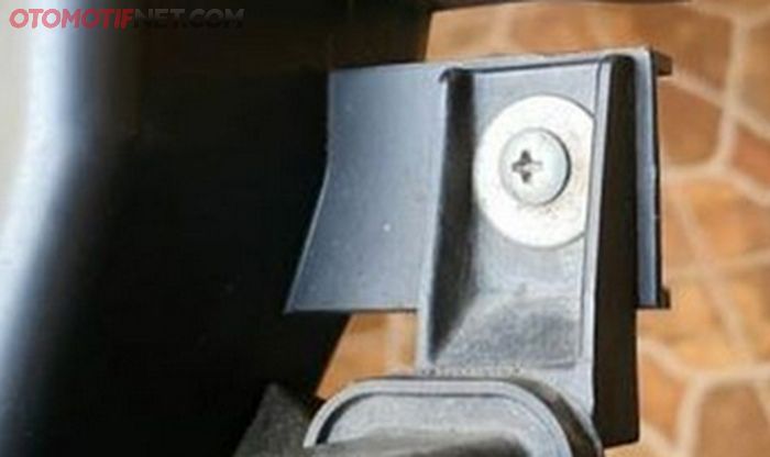 Ganti pengunci model paku plastik pada sambungan antara boks filter dengan kotak saluran udara Suzuki Ertiga