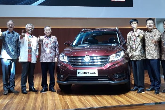 Alexander Barus CO CEO  PT Sokonindo Automobile bersama para petinggi DFSK meresmikan Glory 580 di K