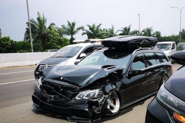 Mercedes-Benz S212 Estate milik Kiki Anugraha mengalami kecelakaan