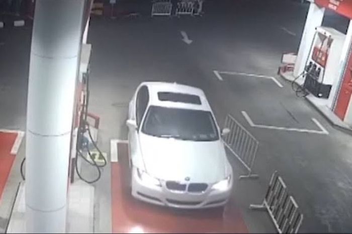 BMW putih yang kabur setelah isi bensin diduga dikemudikan Mario Dandy. Begini kronologinya.