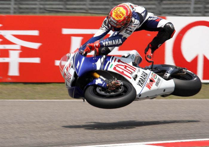 Jorge Lorenzo mengalami highside di MotoGP China di sirkuit Shanghai dengan motor MotoGP akibat slide ban belakang