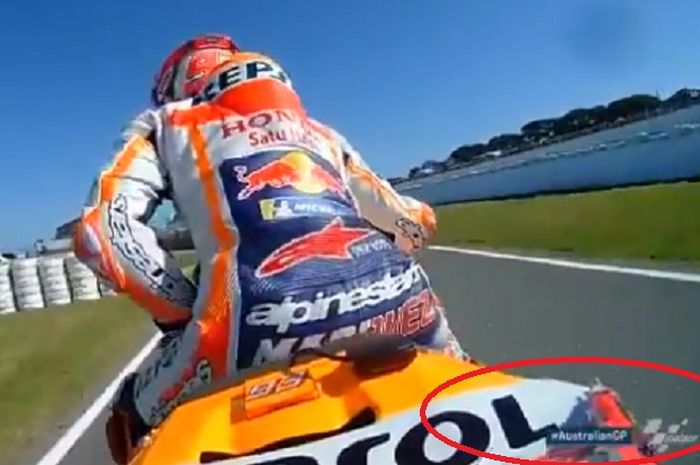 Motor Marc Marquez rusak parah pada bagian belakang usai ditabrak Johann Zarco.