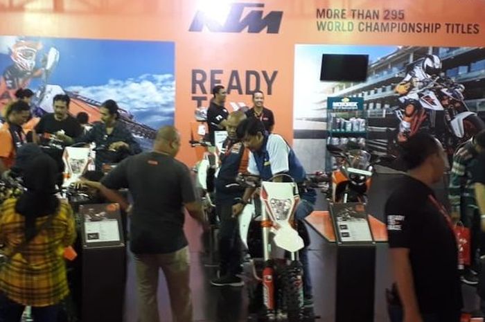 Suasana Booth KTM di IIMS 2019