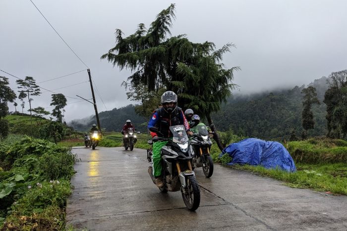 Komunitas Honda CB150X pede libas trek saat cuaca hujan