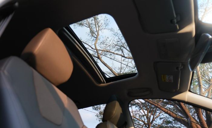 Wuling Alvez dilengkapi sunroof