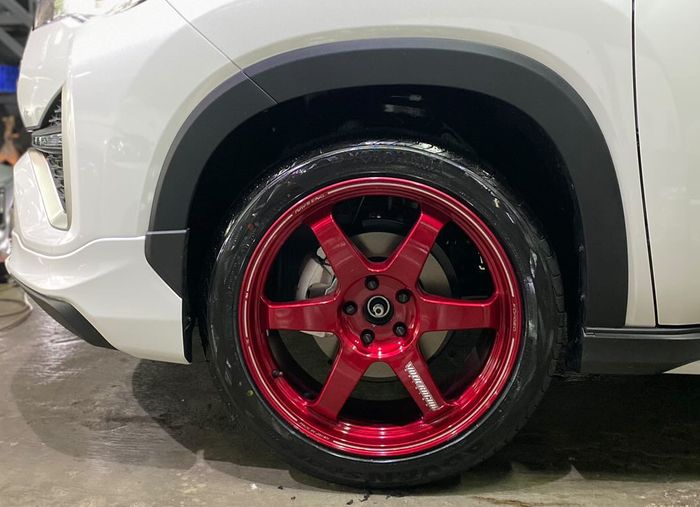 Bagian plastik belakang roda depan harus dipanaskan dan ditekan agar tidak mentok ban