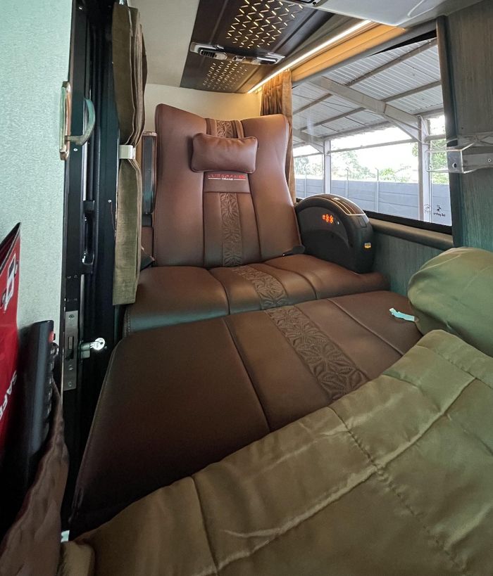 Fasilitas di setiap bangku sleeper, diantaranya fitur getaran pijat di setiap seat, earphone, dan foldable table