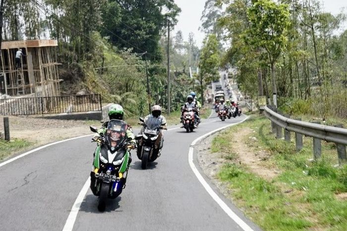 Para peserta MAXI Yamaha Day 2019 Dieng melakukan turing melalui jalur pegunungan