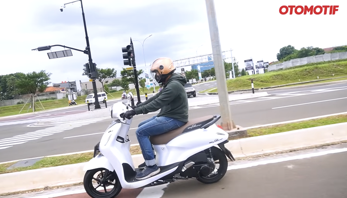 Yamaha Grand Filano saat diuji di jalan perkotaan Jakarta.