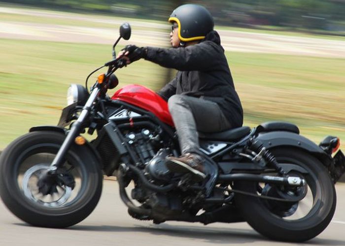 Teknik Aman Ketika Hendak Berbelok Dengan Motor Gridoto Com