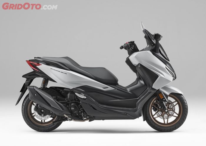 Honda Forza tampil makin eksklusif dengan penambahan layar panel meter TFT berukuran 5 inci, lampu LED di ruang bagasi