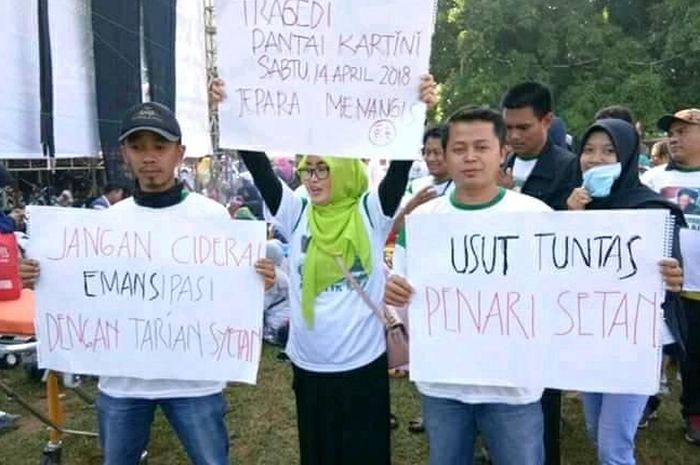 Aksi demonstrasi soal aksi tarian erotis di HUT klub NMAX di Jepara, Jawa Tengah
