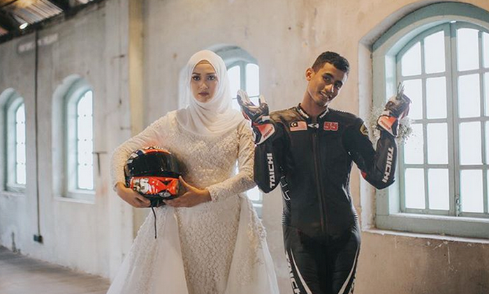 Pembalap menikah, propertinya enggak jauh dari pakaian balap. Ini foto prewed pembalap Moto2 Hafizh Syahrin dan Noor Suzana Abdul Manaf