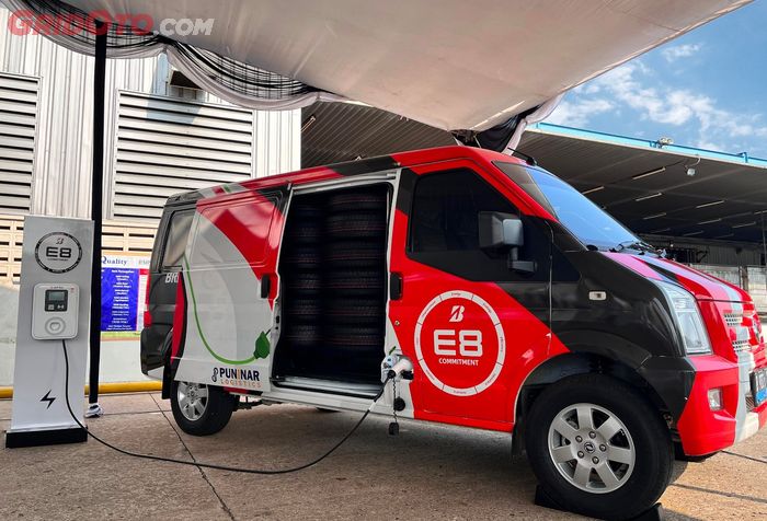 Mobil listrik jenis blind van ini jadi armada pengiriman suplai ban Bridgestone Indonesia