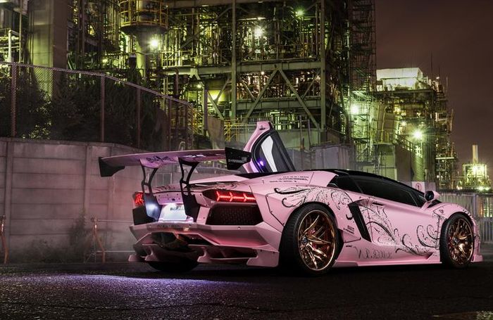 Tampilan belakang modifikasi Lamborghini Aventador pakai kelir pink