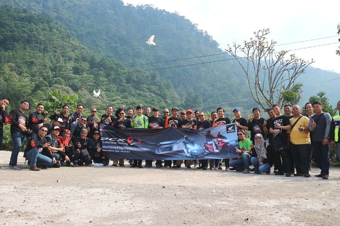 Komunitas dan konsumen PCX saat touring ke Ciherang Bogor