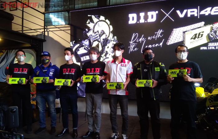 Perwakilan dari komunitas Yamaha R25 Owners Indonesia dan Fan Club Valentino Rossi Indonesia sebagai pemilik pertama rantai motor DID X VR46.