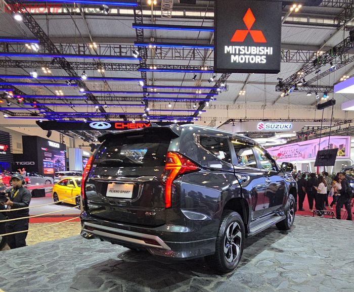 Mitsubishi New Pajero Sport Dakkar tampak belakang