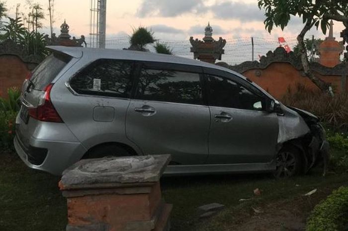 Toyota Avanza hajar patung sebuah taman di depan bandara Ngurah Rai, Bali
