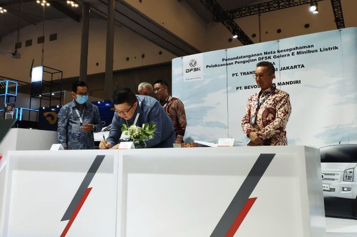 DFSK jalin kerja sama dengan PT Transportasi Jakarta di GIIAS 2022.