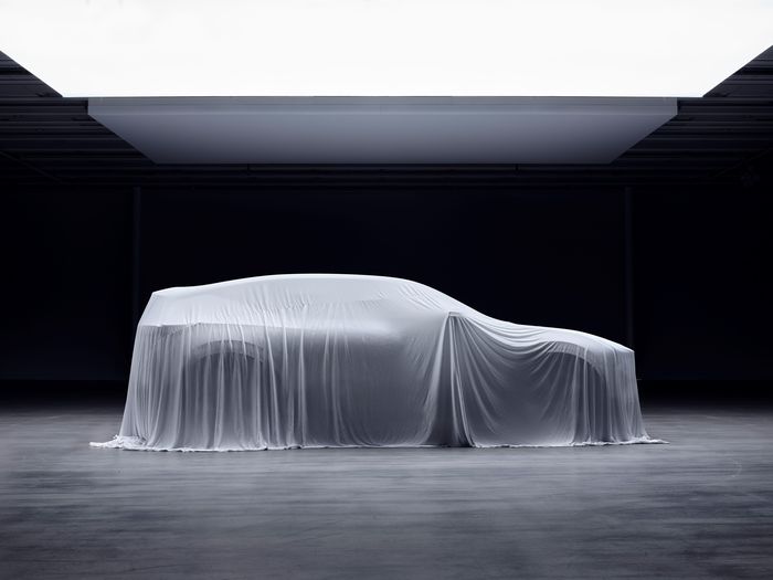 Teaser pertama Polestar 3 masih tertutup kain.