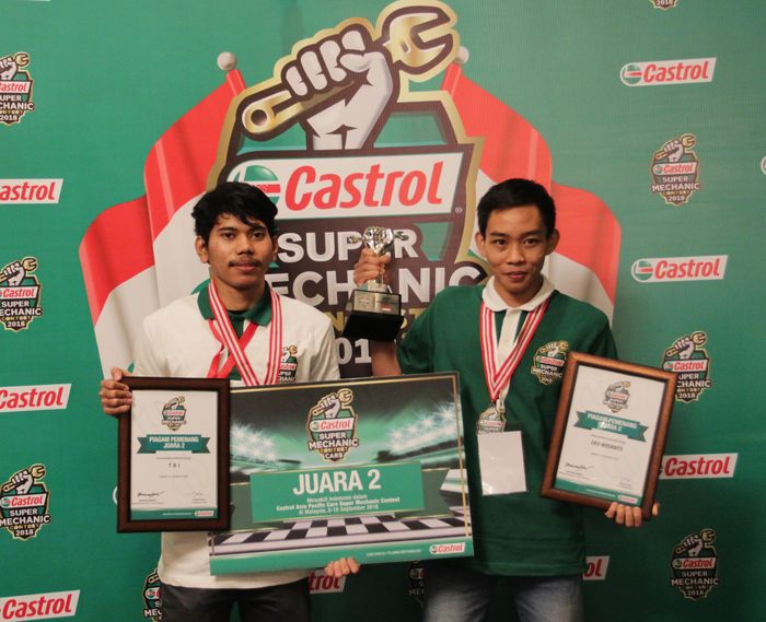 Eko Widianto (kanan), juara 2 Castrol Asia Pacific Cars Super Mechanic Contest 2018 tingkat nasional
