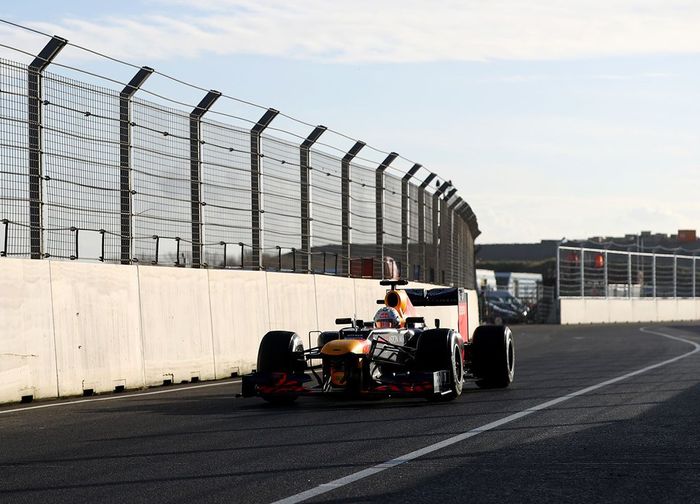 Pembalap asal Belanda tersebut melibat sirkuit Zandvoort menggunakan mobil RB8