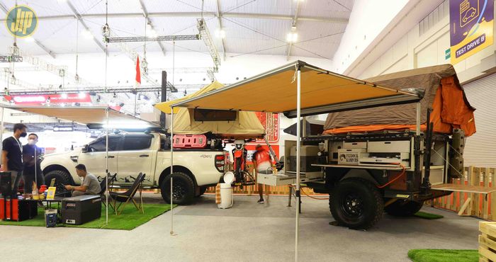 di booth Camper Van Indonesia tersedia juga berbagai peralatan camping dan aksesorisnya.