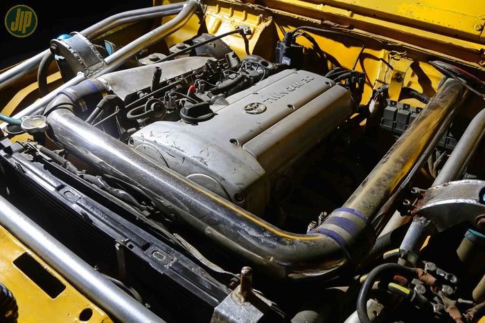 Ruang mesin Suzuki Jimny dipasangi mesin Toyota 4A-GE 20 Valve, menggantikan mesin G13B. Dipasangi ECU Haltech Platinum Sprint 500. Mesin anyar ini bisa menghasilkan tenaga 160 hp dan torsi 162 Nm. 