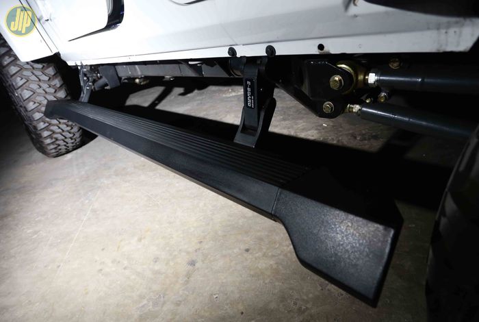 Side step electric merk E-Board dipasang untuk memudahkan akses penumpang Jeep JK Wrangler ini. 