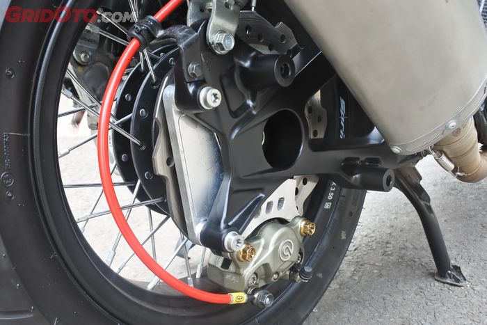 Pakai Brembo di sektor rem belakang.