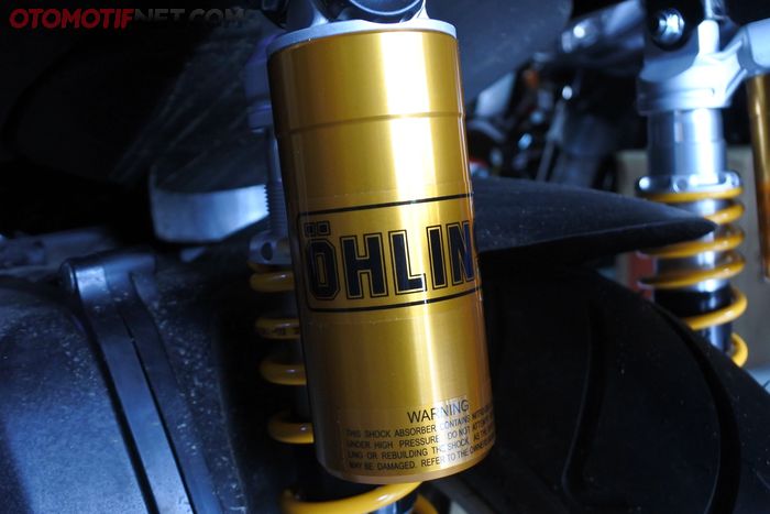 Ciri khas shockbreker Ohlins tentu di bagian tabungnya.