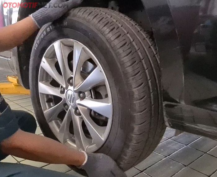 Cara cek ball joint masih bagus atau tidak, pegang roda di bagian atas dan bawah, lalu goyangkan. Bila roda terasa oblak, tandanya ball join 'kena' 