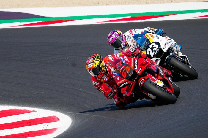 Pecco Bagnaia dan Enea Bastianini bertarung dengan sangat keras hingga lap terakhir MotoGP San Marino 2022
