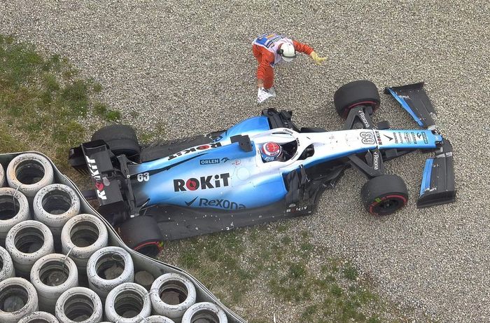 Kini giliran pembalap Williams, George Russel menabah dinding pembatas di tikungan ke-4