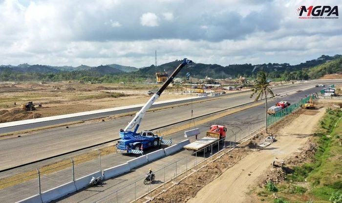 Pemasangan beton dan pagar pembatas trek dengan service road Sirkuit Mandalika masih terus dikerjakan.