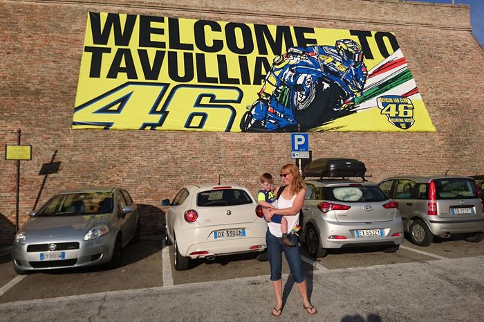 Penggemar Valentino Rossi berpose di Tavullia, Italia, kota tempat Rossi tumbuh dan tinggal sampai saat ini