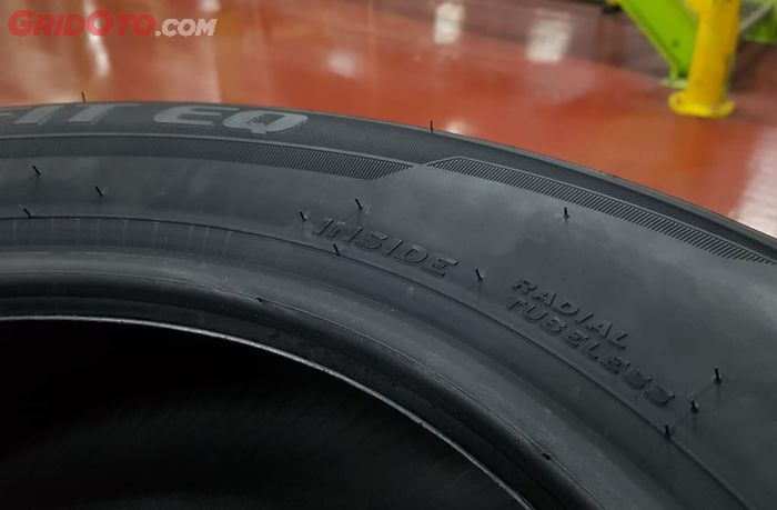 Lihat indikator di dinding ban mobil jangan sampai dipasang terbalik.