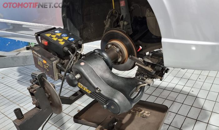 Proses membubut permukaan disc brake Honda Civic FD di bengkel Andala Auto Care Radio Dalam