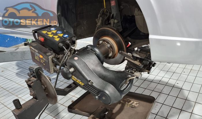 Proses membubut permukaan disc brake Honda Civic FD di bengkel Andala Auto Care Radio Dalam