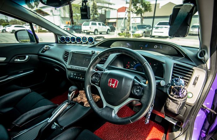 Tampilan kabin modifikasi Honda Civic FB dikemas beraura racing