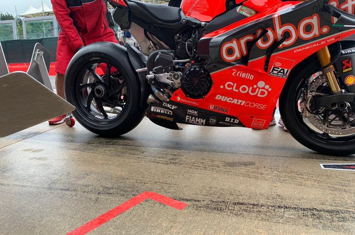 Demam Spoiler swingarm tak hanya di MotoGP, tapi juga sudah sampai ke ajang balap WSBK. spoiler swingarm dicoba tim Aruba.it Racing Ducati