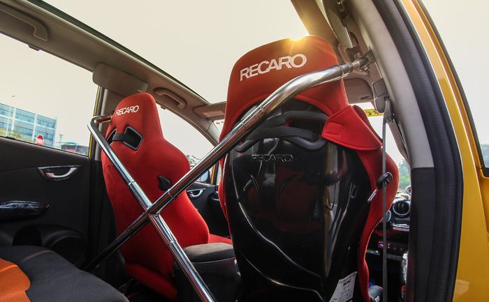 Interior  Honda Jazz GE8 ini juga diperkuat dengan X Bar