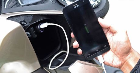 Benarkah Ngecas HP di Motor Bikin Baterai Cepat Rusak? Ini Faktanya