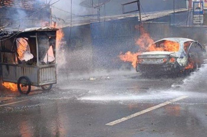 Mobil di Cakung, Jakarta Timur meledak dan terbakar saat bawa 11 tabung gas Jumat (06/01/2023) 