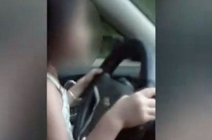 Potongan video anak usia enam tahun diajari ayah dan ibunya menyopir mobil