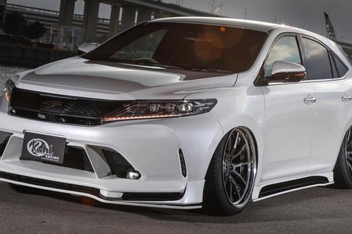 Toyota Harrier dengan body kit dan camber negative