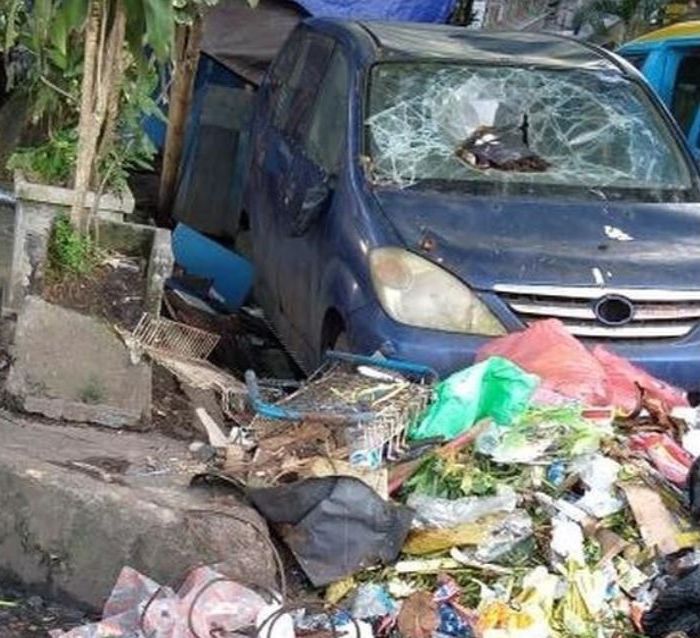 Kondisi Toyota Avanza rusak sana-sini ngejogrok bareng sampah di Manado, Sulawesi Utara