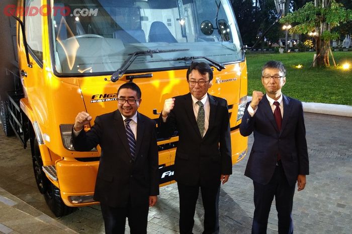 Jajaran petinggi PT Krama Yudha Tiga Berlian Motors di depan Mitsubishi FUSO Fighter